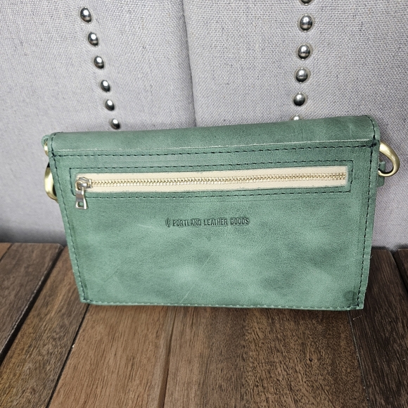 Portland Leather Goods Envelope Convertible Crossbody Cucumber - Picture 2 of 15